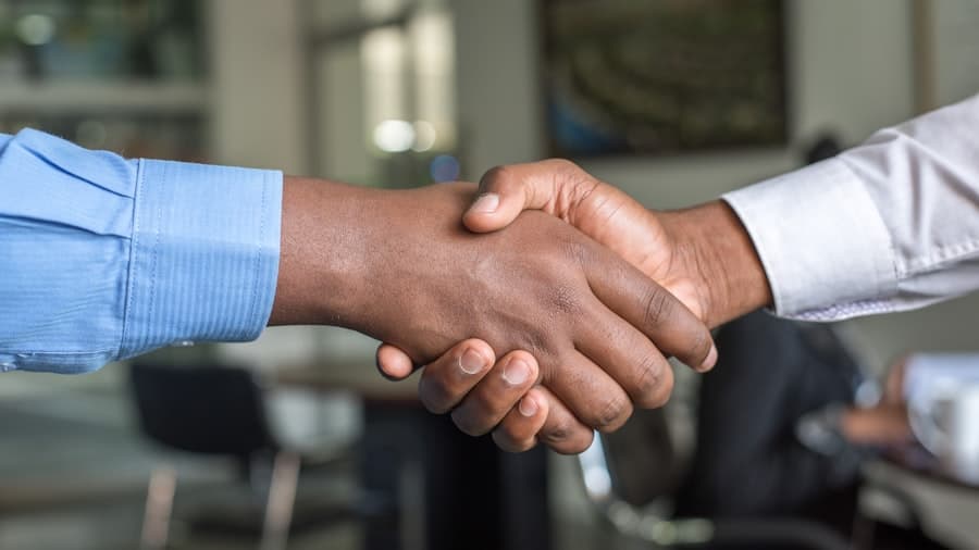 Poignée de mains entre un expert retraite et son client